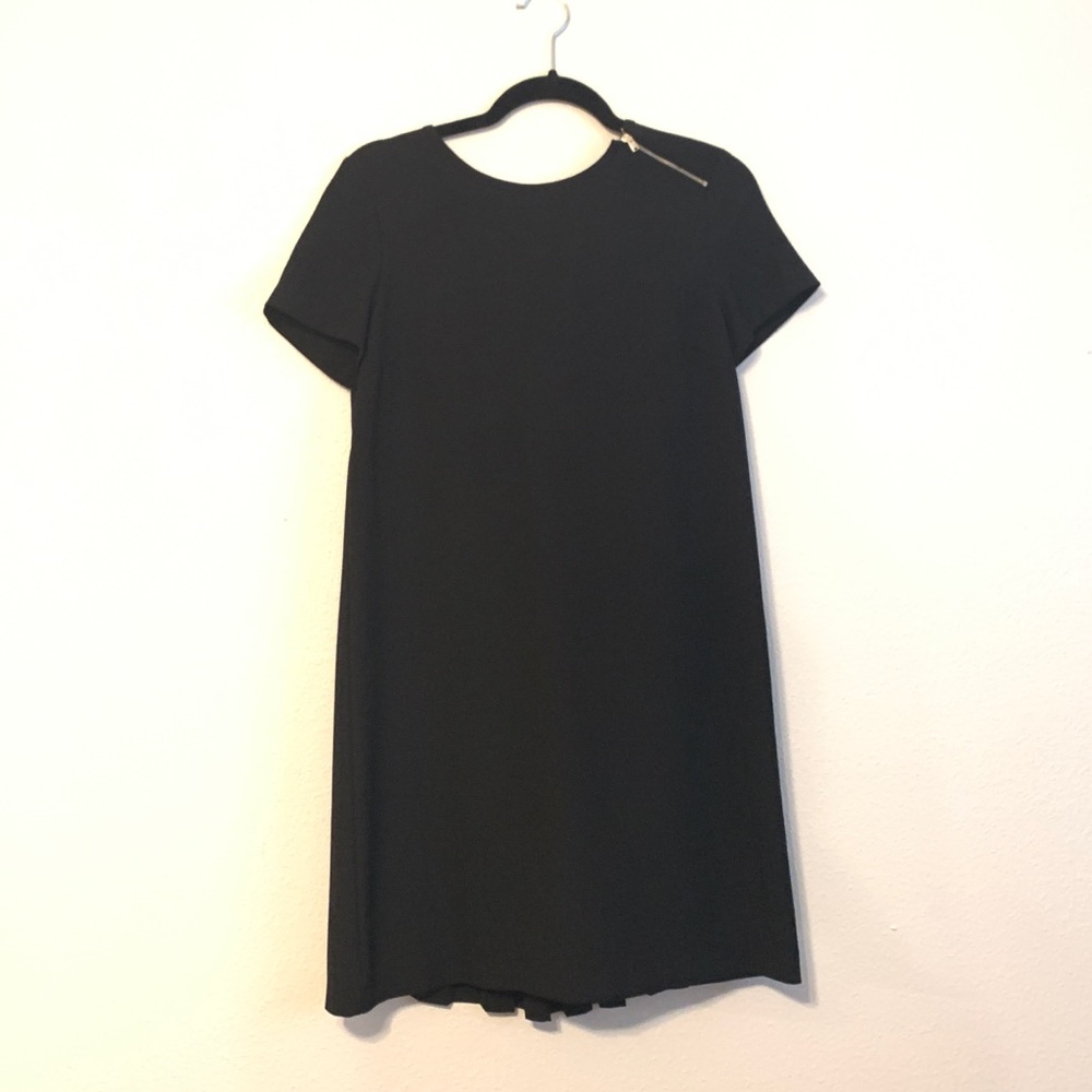 BLACK SHORT-SLEEVE DRESS